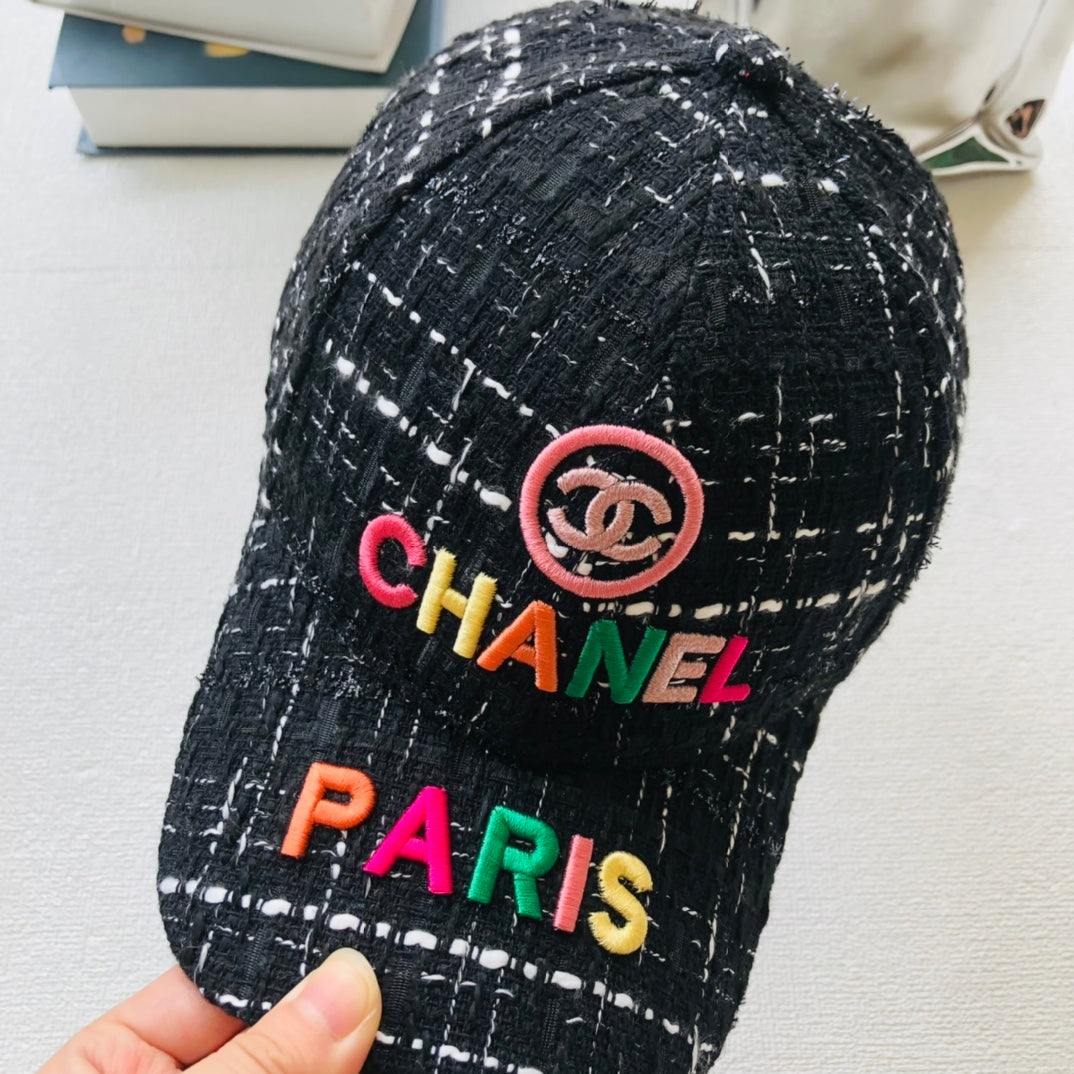 Casquette de baseball femme brodée de lettres colorées