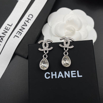 Elegantes aretes de cristal en forma de lágrima