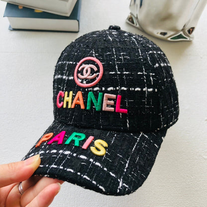 Casquette de baseball femme brodée de lettres colorées