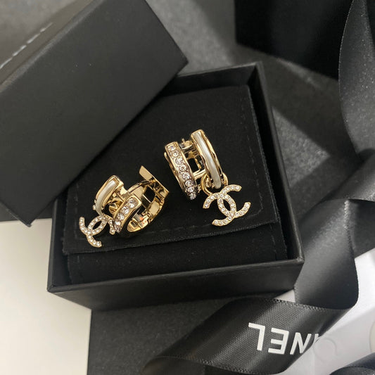 Pendientes de diamantes de imitación a la moda