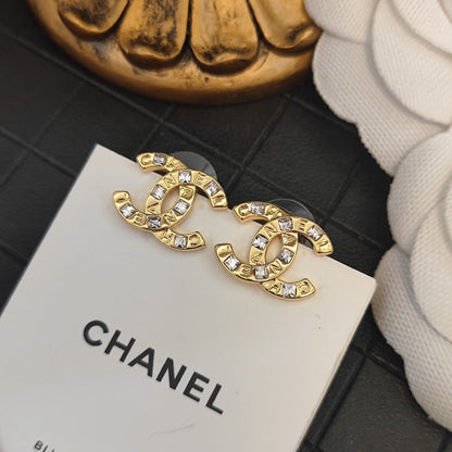 Pendientes de cristal con logotipo de letras vintage