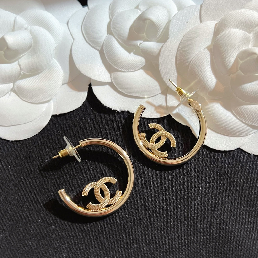 Boucles d'oreilles lettre demi-cercle