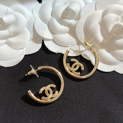 Boucles d'oreilles lettre demi-cercle