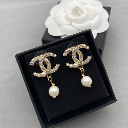 Boucles d'oreilles pendantes en perles et diamants
