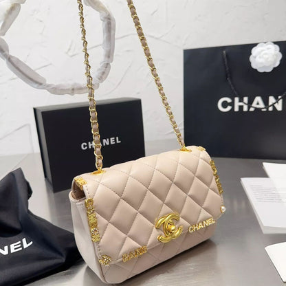 Bolso de cuero con monograma metálico Lucky Charm