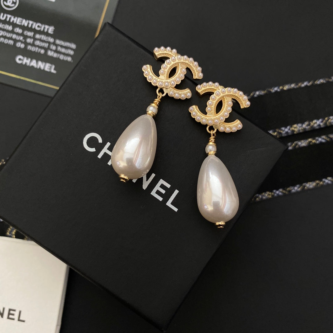 Pendientes Elegantes de Letras con Perlas en Gota
