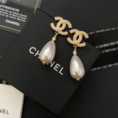 Pendientes Elegantes de Letras con Perlas en Gota