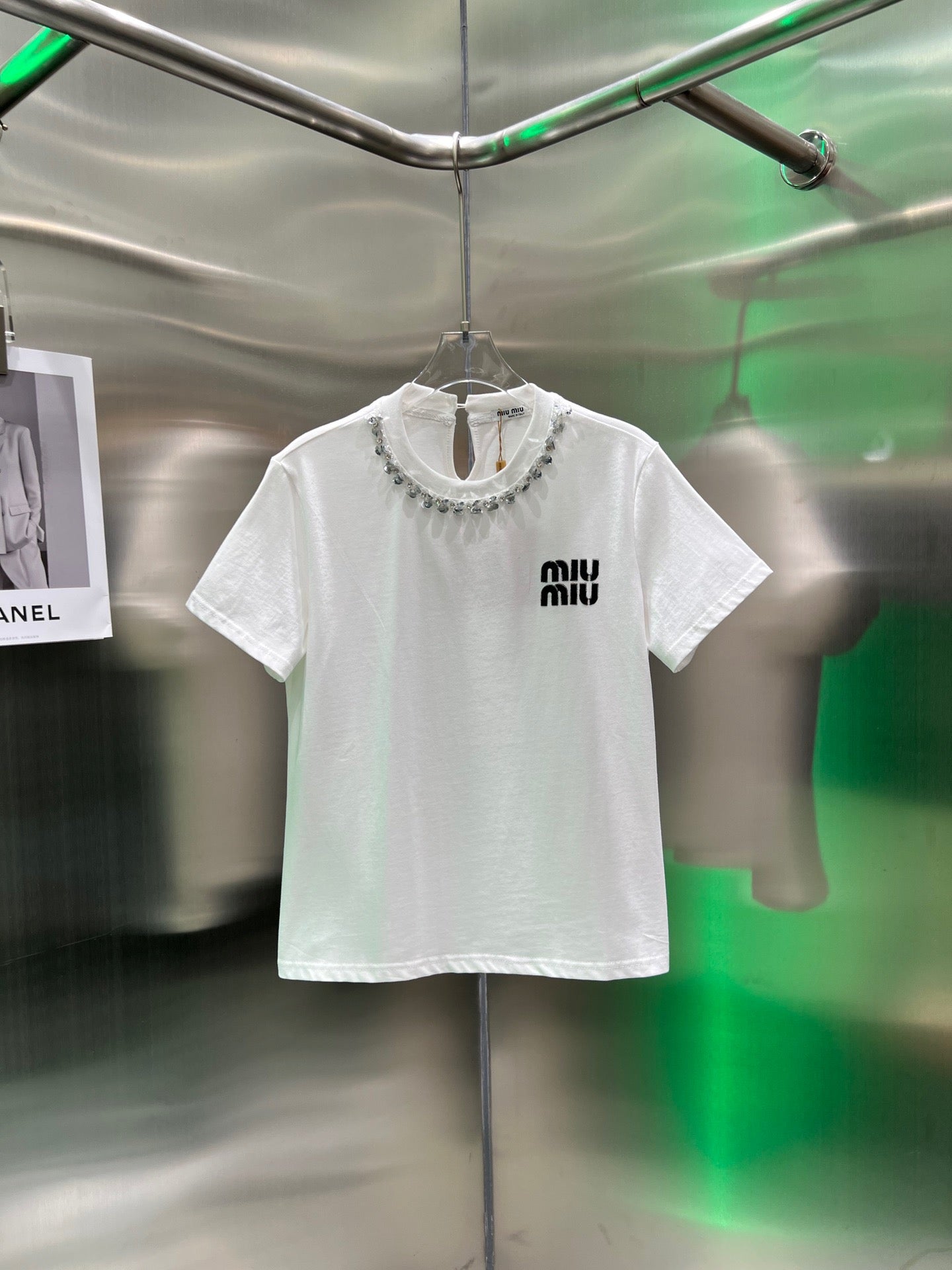 Nouveau T-shirt brodé à col rond et sequins