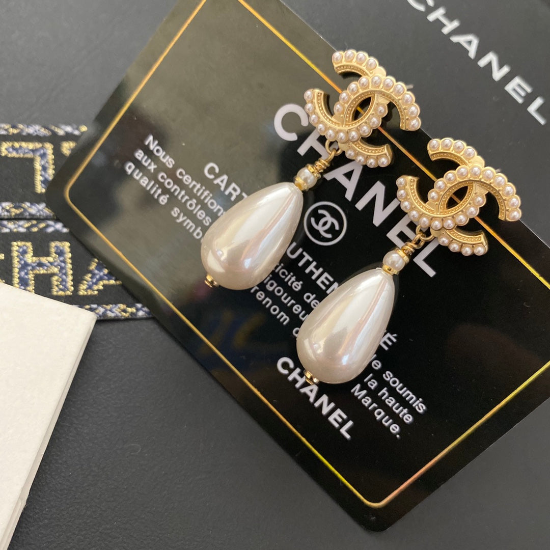 Pendientes Elegantes de Letras con Perlas en Gota