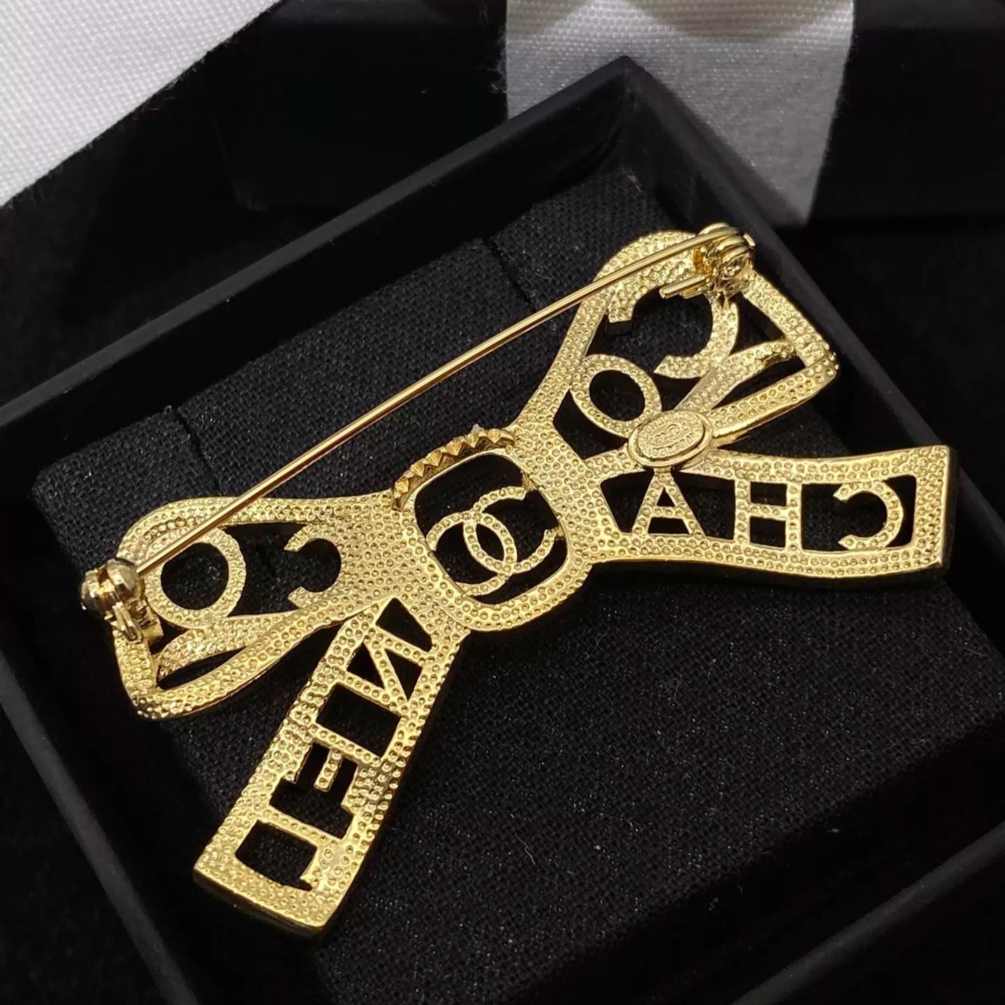 Broche calado especial de lazo