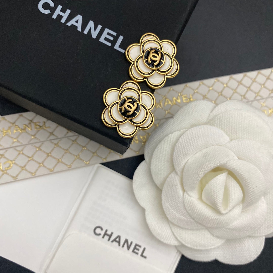 Boucles d'oreilles clous Camélia