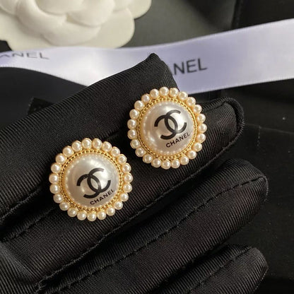 Pendientes de perlas redondos con letra del alfabeto