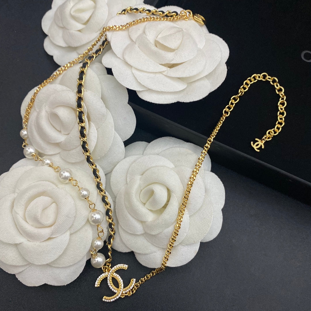 Collier chaîne en cuir double perle