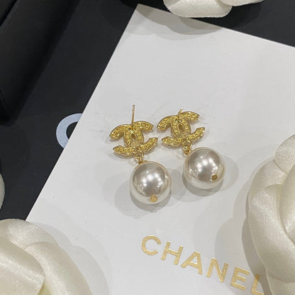 Boucles d'oreilles pendantes élégantes et tendance avec perles