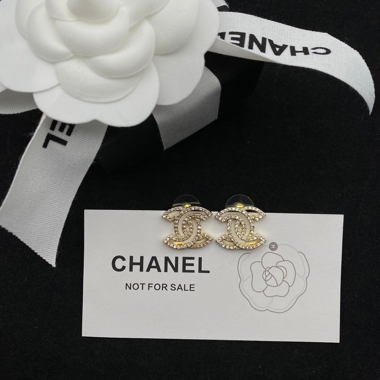 Clous d'oreilles lettre diamant ajourés