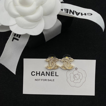 Clous d'oreilles lettre diamant ajourés