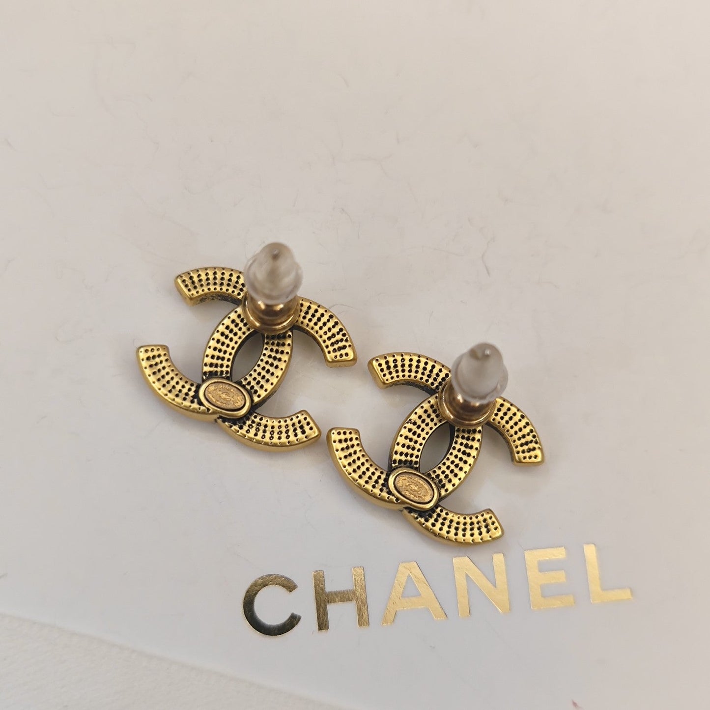 Pendientes de cristal con logotipo de letras vintage