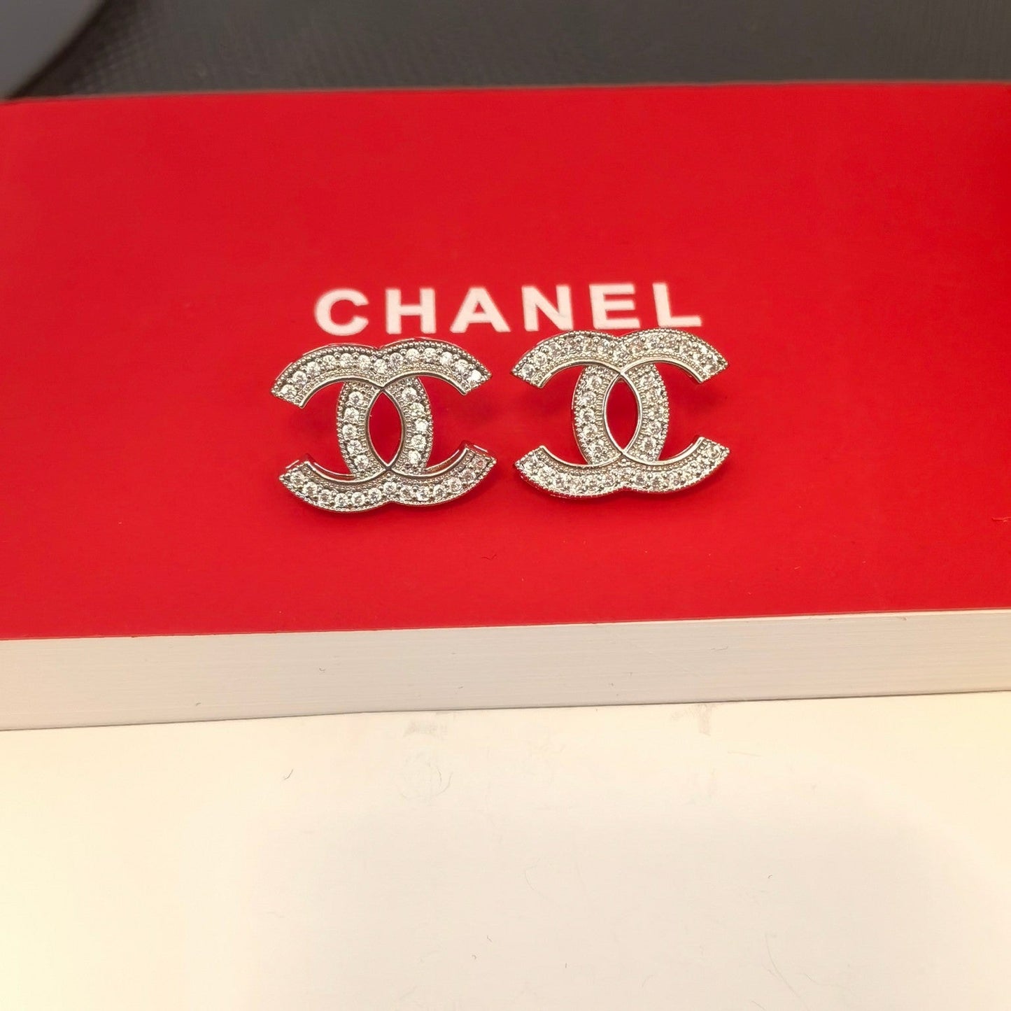 Boucles d'oreilles élégantes en argent et or avec logo