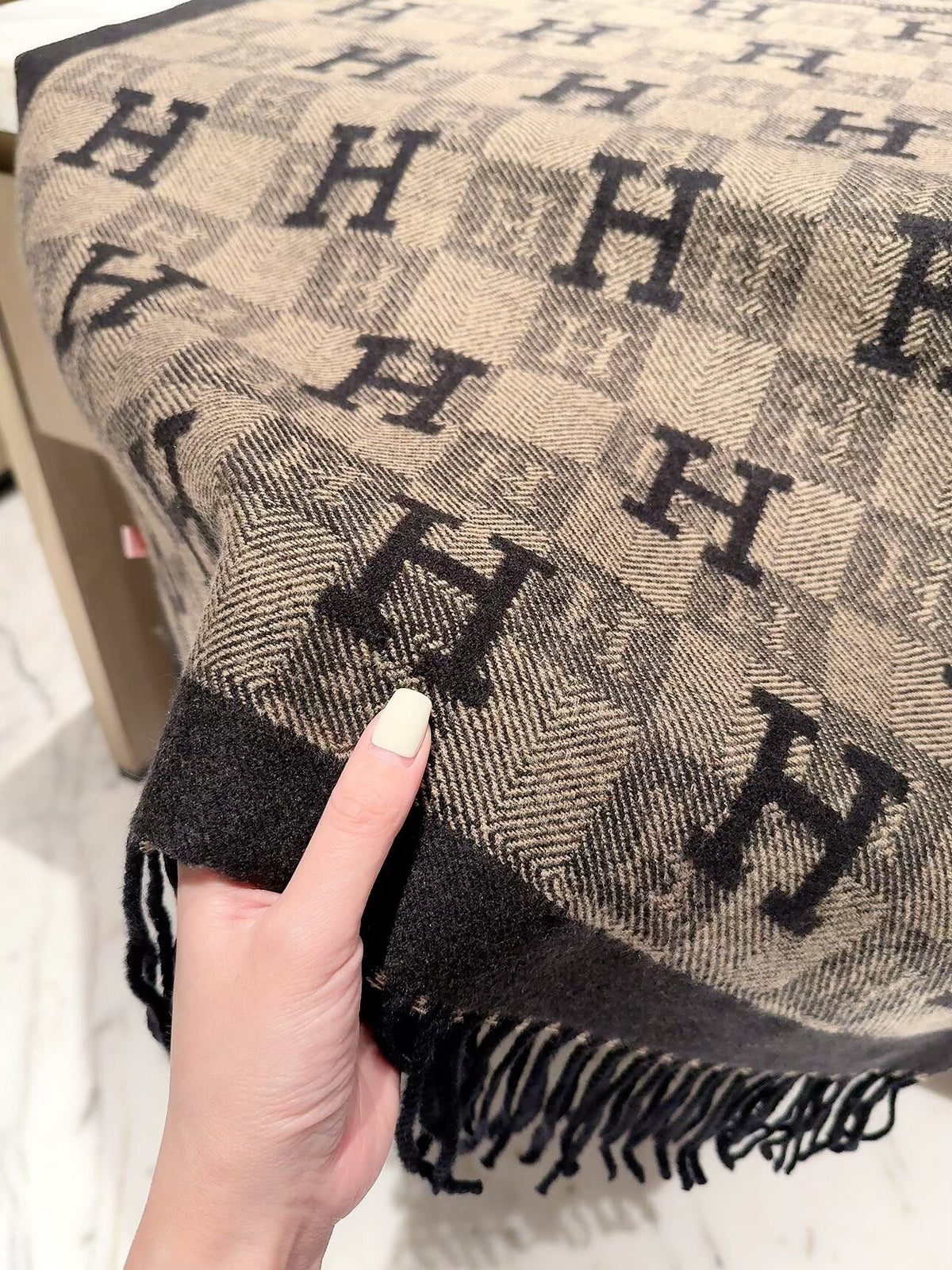 2026 New Checkered Cashmere Scarf – Elegant Autumn/Winter Essential
