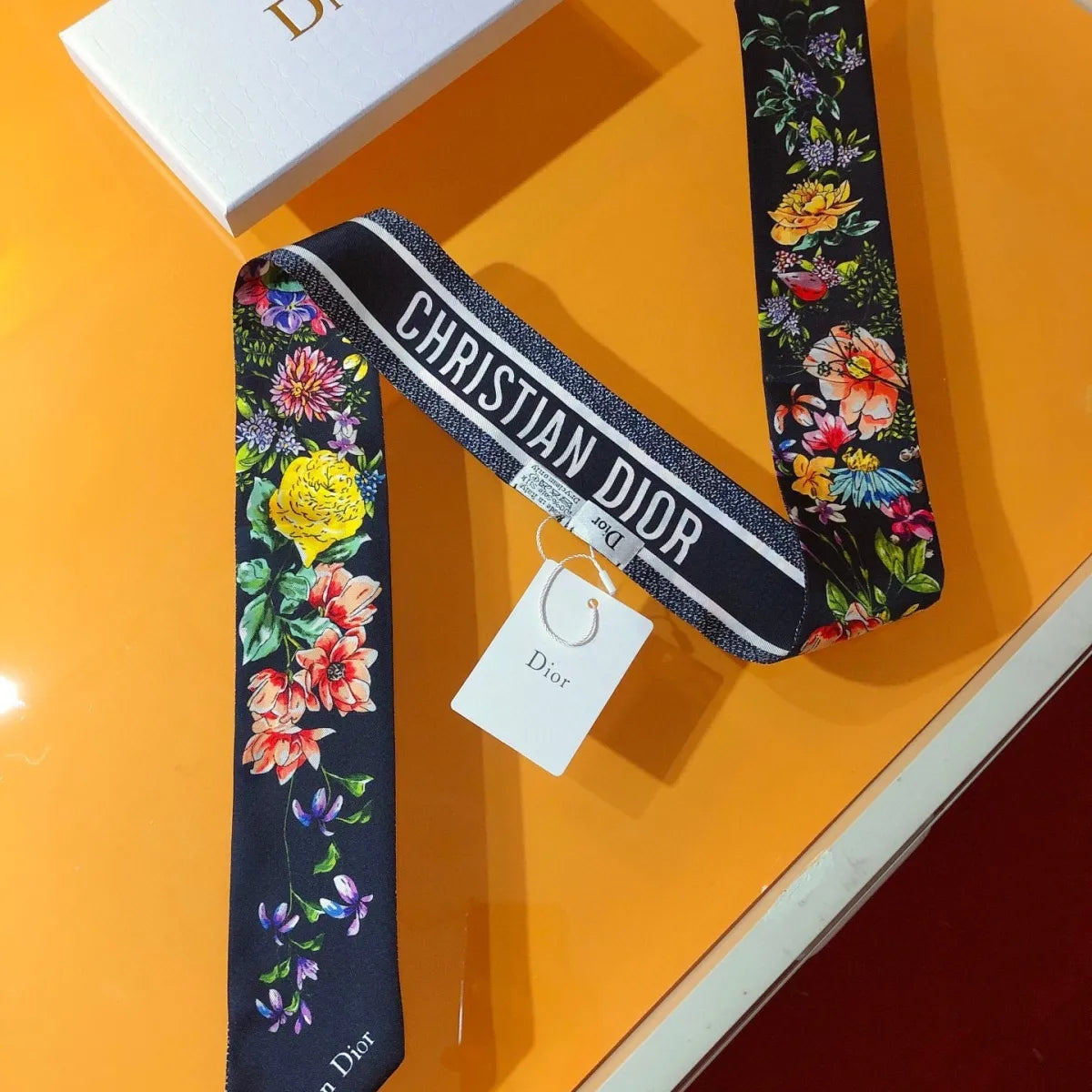 Foulard en soie à double épaisseur avec bord biseauté et motif floral