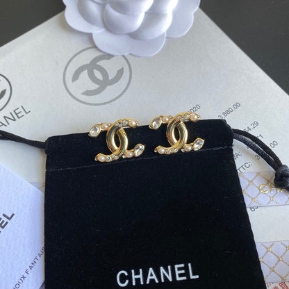 Boucles d'oreilles tendance avec perles et diamants