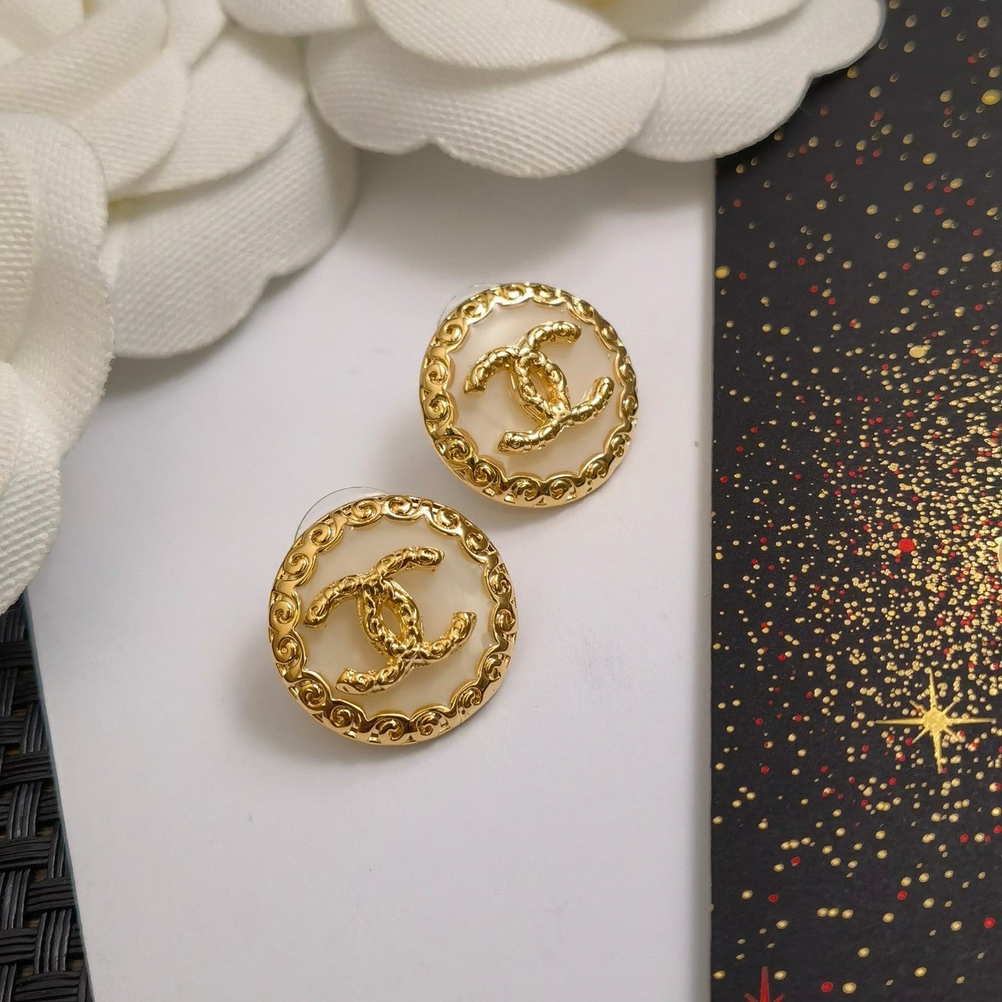 Pendientes de botón redondos bañados en oro vintage