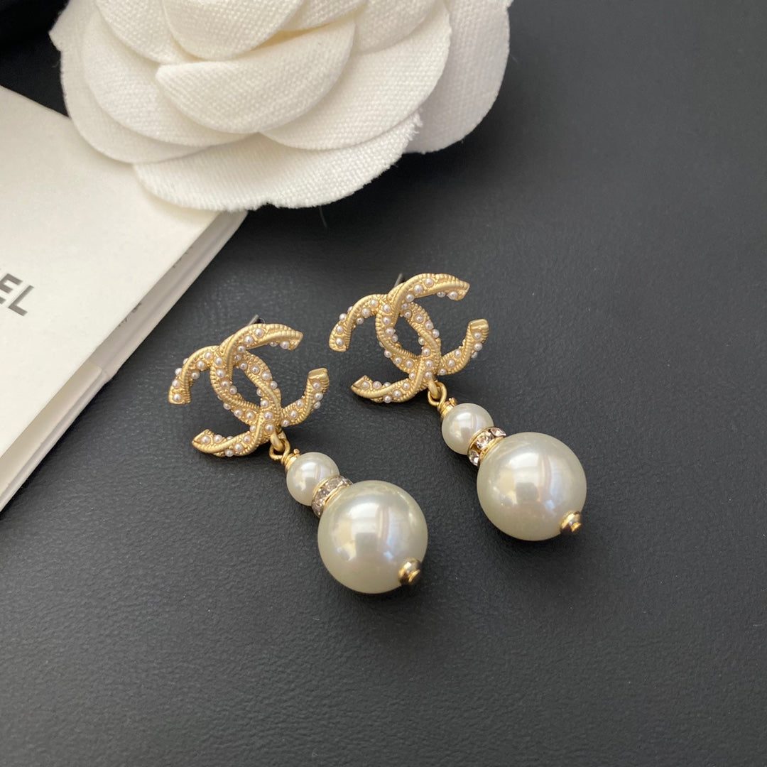 Boucles d'oreilles pendantes perlées avec lettre logo Temperament