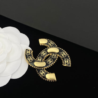 Broche de latón con logo vintage