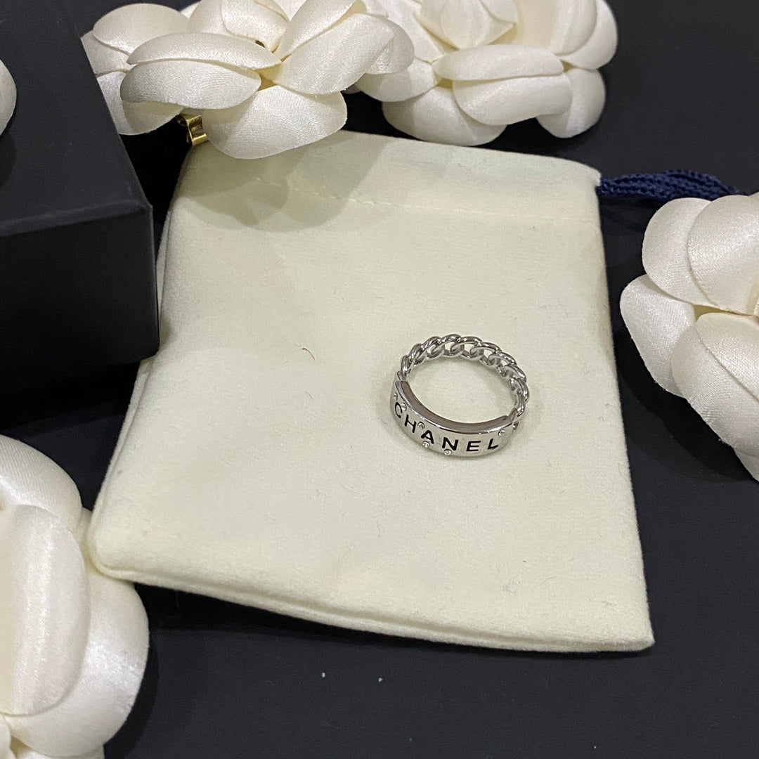Anillo de letras de moda con costura de diamantes