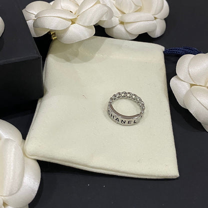 Anillo de letras de moda con costura de diamantes
