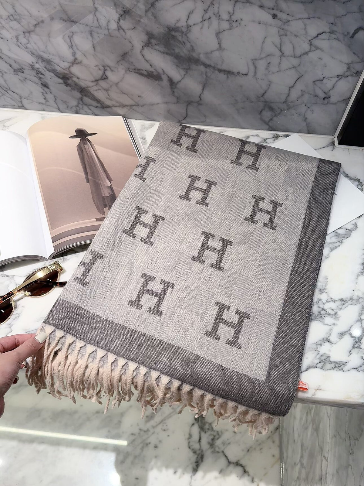 2026 New Checkered Cashmere Scarf – Elegant Autumn/Winter Essential