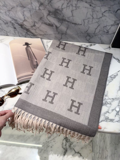 2026 New Checkered Cashmere Scarf – Elegant Autumn/Winter Essential