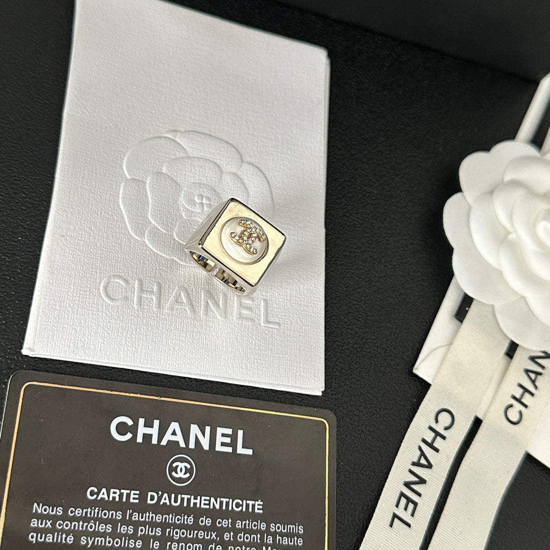 Bague ouverte blanche vintage