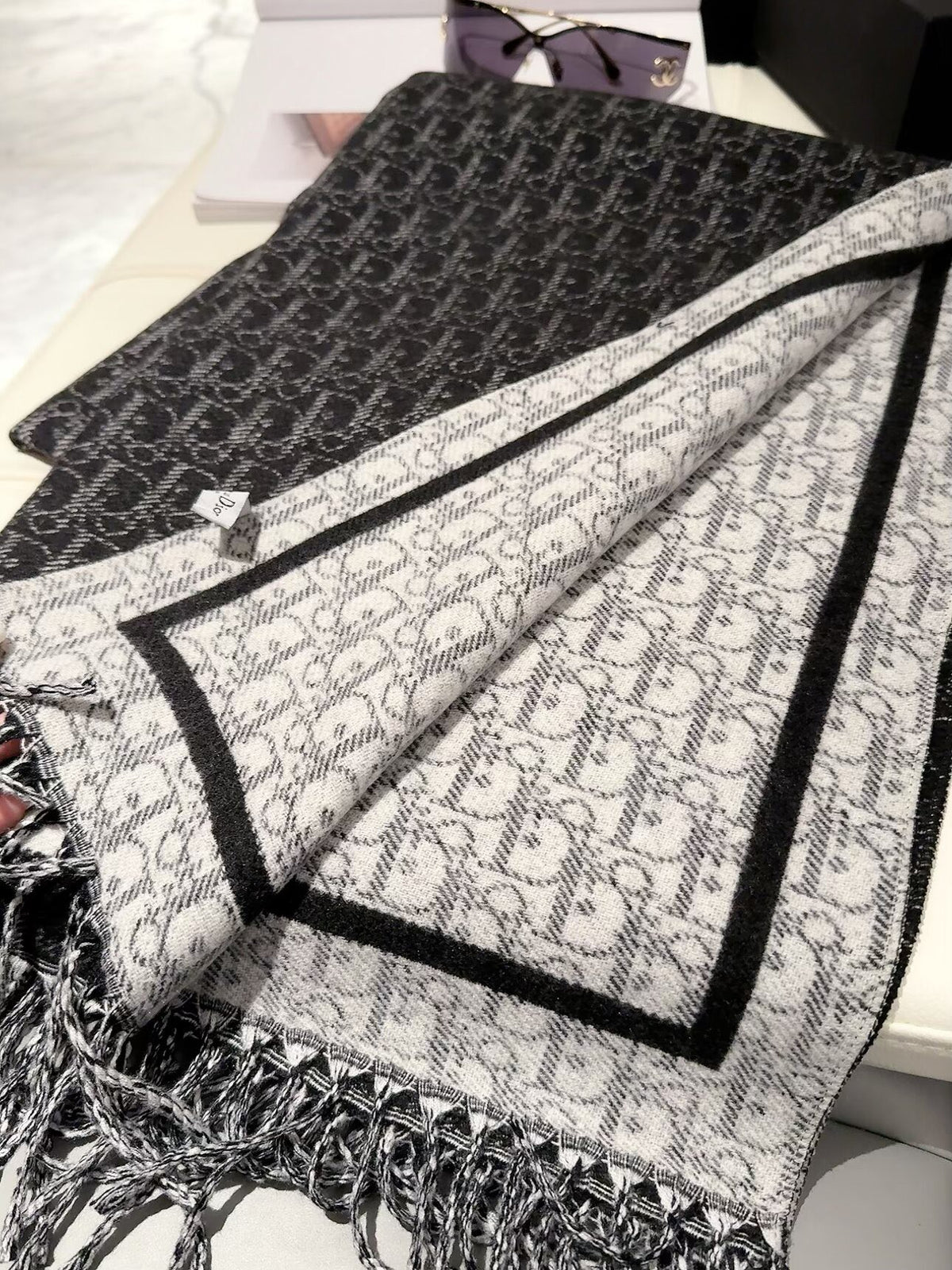 2026 New French-Inspired Jacquard Cashmere Scarf – Elegant Heritage Pattern, Soft Luxury Style