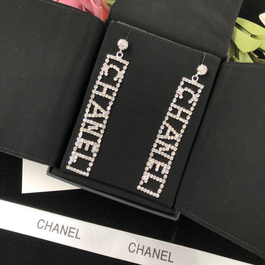 Longues boucles d'oreilles scintillantes en cristal et diamant