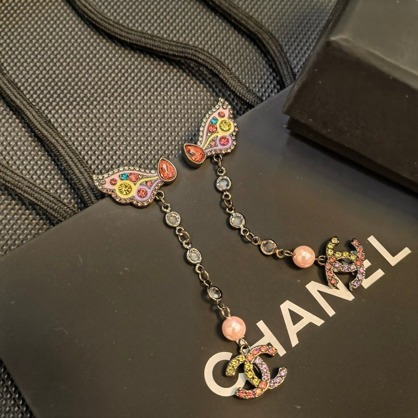 Pendientes de mariposa de cristal coloridos