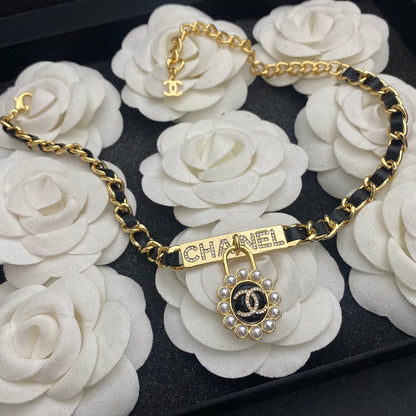 Collar de cuero trenzado con colgante de perla