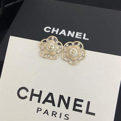 Boucles d'oreilles clous élégantes à fleurs en résine