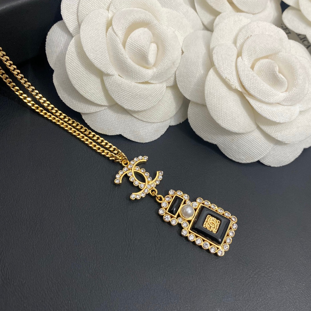 Collar con frasco de perfume de diamante