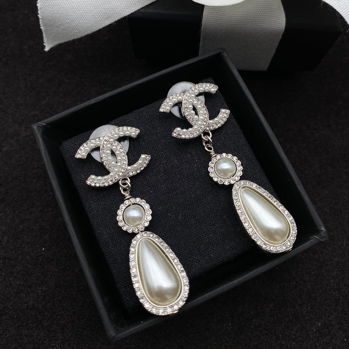 Boucles d'oreilles élégantes en perles et diamants