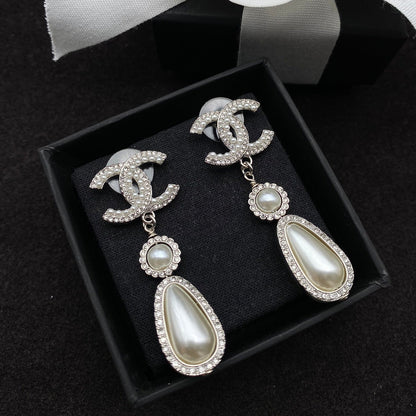 Boucles d'oreilles élégantes en perles et diamants