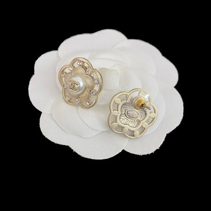 Boucles d'oreilles clous élégantes à fleurs en résine