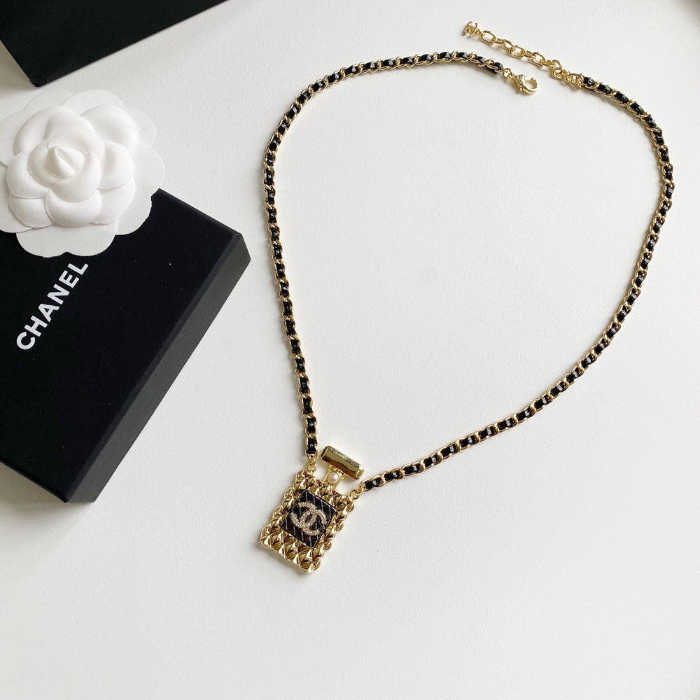 Collier en cuir avec pendentif flacon de parfum