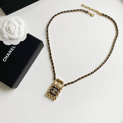 Collier en cuir avec pendentif flacon de parfum