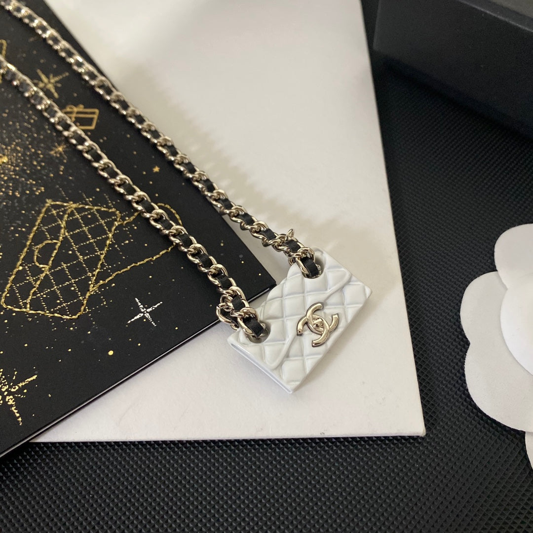 Collier Sac Élégant et Tendance