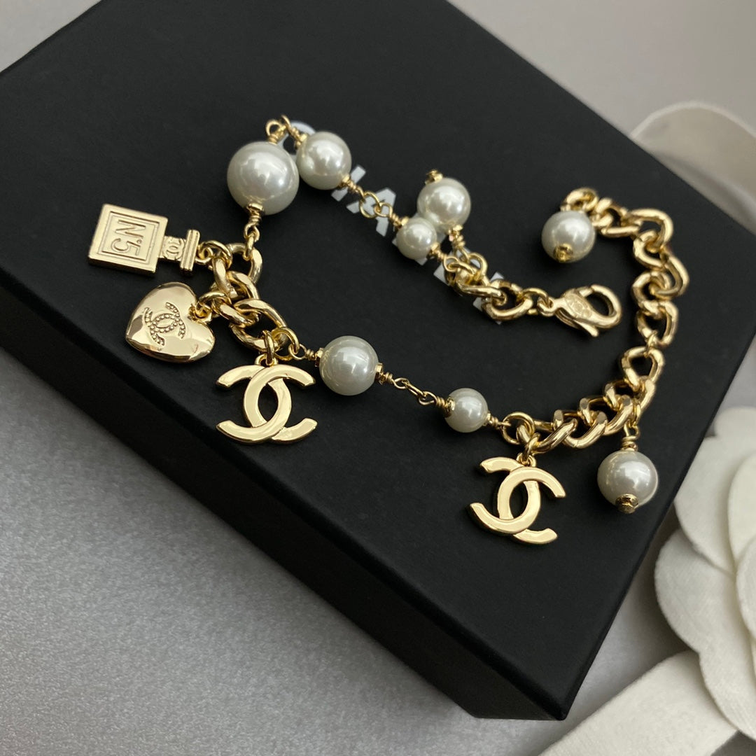 Pulsera con colgante de botella de perfume