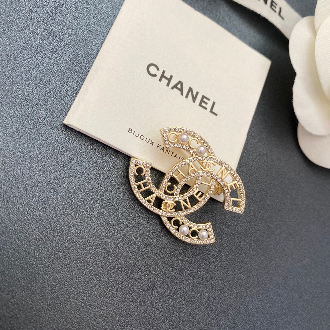 Elegante Broche de Perlas y Diamantes Brillantes