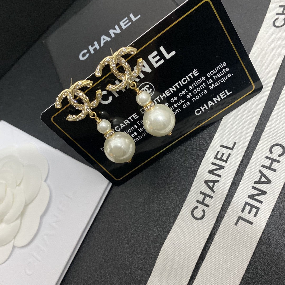 Boucles d'oreilles pendantes perlées avec lettre logo Temperament