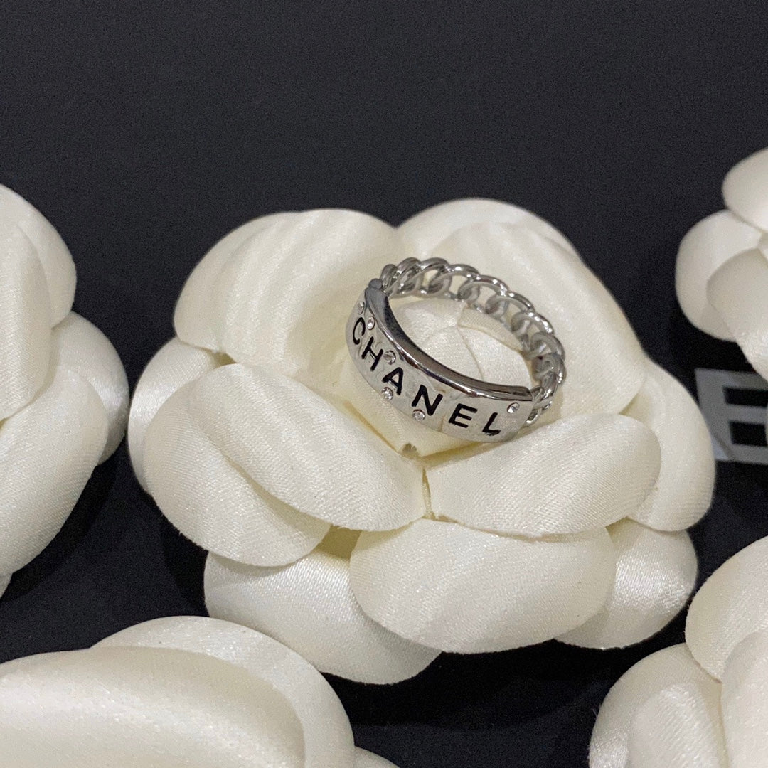 Anillo de letras de moda con costura de diamantes