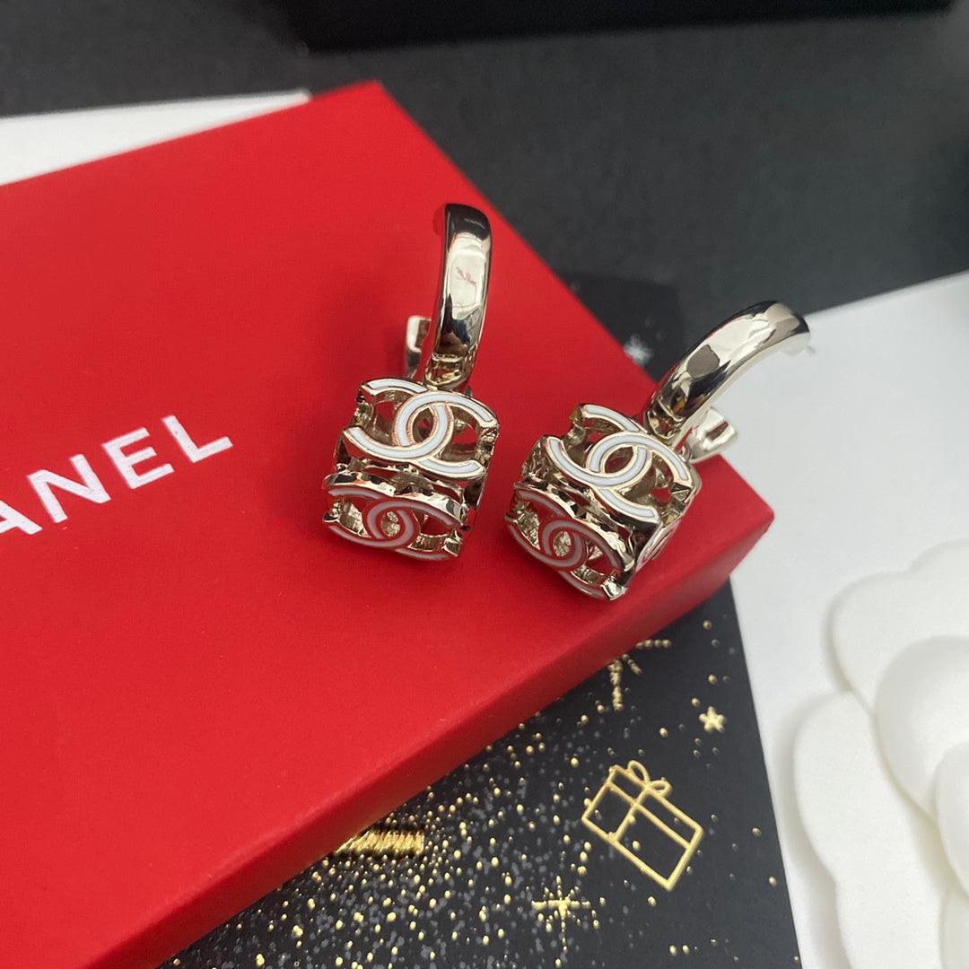 Pendientes cuadrados con colgante de logo